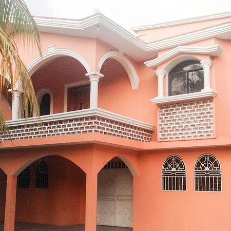 Le Dubourg Guesthouse Montrouis Exterior photo