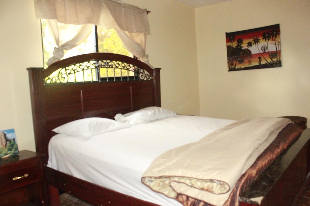 Le Dubourg Guesthouse Montrouis Room photo