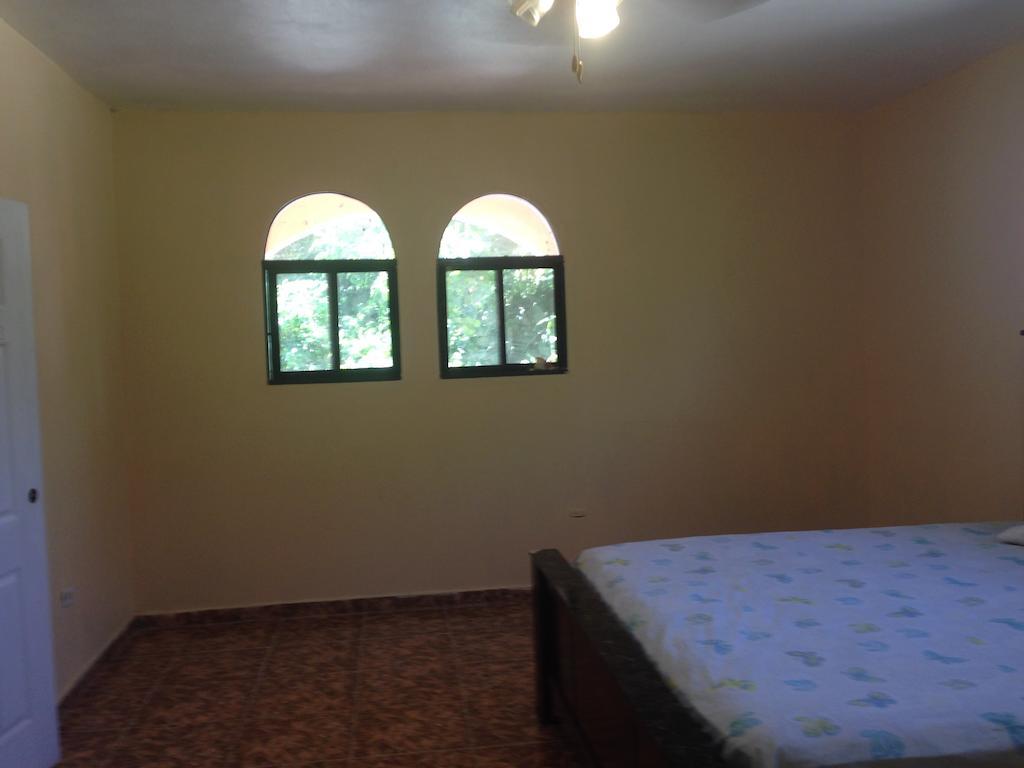 Le Dubourg Guesthouse Montrouis Exterior photo