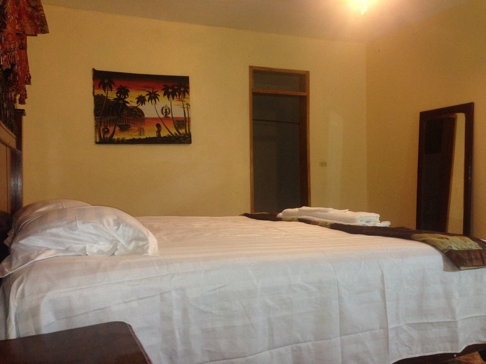 Le Dubourg Guesthouse Montrouis Exterior photo