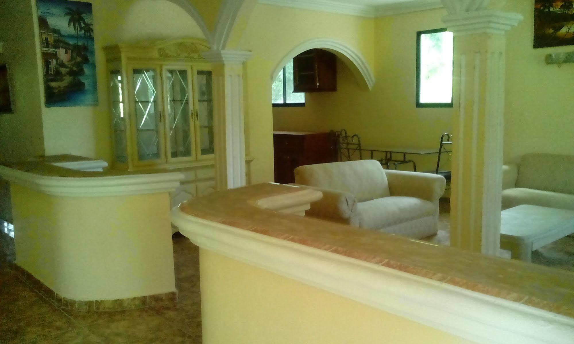 Le Dubourg Guesthouse Montrouis Exterior photo