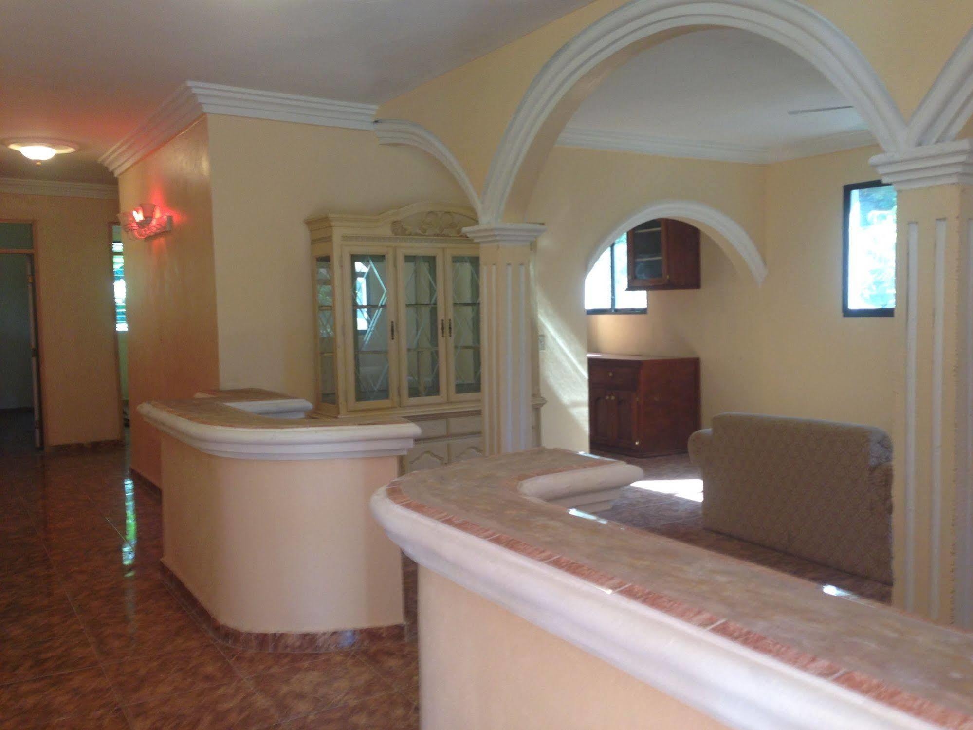 Le Dubourg Guesthouse Montrouis Exterior photo